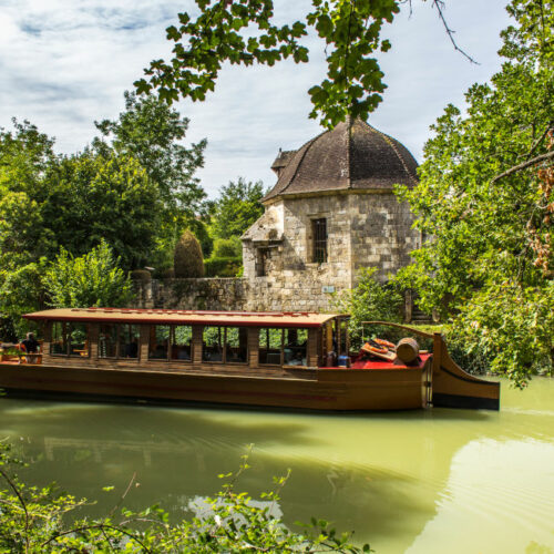 Croisière sur la Baïse : Une flotte royale ! 🛳️ Au fil de la Baïse, embarquez à bord de la Gabare Le Prince Henry pour une escapade au cœur de Nérac. Du Parc de la Garenne à l’Écluse de Nazareth en passant par le pavillon des Bains du Roy… laissez-vous guider au fil de la Baïse, où chaque rivage de la rivière gasconne dépeint un nouveau pan de l’Histoire de Nérac. C’est une balade sans commune mesure ! Bordant les contours du Château de Nérac, cette balade sur la Baïse est un véritable voyage dans le temps, de l’époque d’Henri IV à celle des gabarres qui transportaient Armagnac et farine en direction de Bordeaux. Inscrire cette excursion en tête de votre liste d’activité à Nérac : ça coule de source !