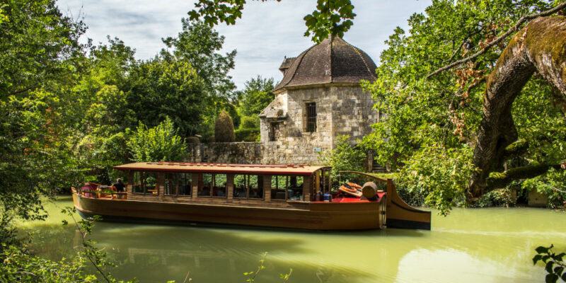 Croisière sur la Baïse : Une flotte royale ! 🛳️ Au fil de la Baïse, embarquez à bord de la Gabare Le Prince Henry pour une escapade au cœur de Nérac. Du Parc de la Garenne à l’Écluse de Nazareth en passant par le pavillon des Bains du Roy… laissez-vous guider au fil de la Baïse, où chaque rivage de la rivière gasconne dépeint un nouveau pan de l’Histoire de Nérac. C’est une balade sans commune mesure ! Bordant les contours du Château de Nérac, cette balade sur la Baïse est un véritable voyage dans le temps, de l’époque d’Henri IV à celle des gabarres qui transportaient Armagnac et farine en direction de Bordeaux. Inscrire cette excursion en tête de votre liste d’activité à Nérac : ça coule de source !