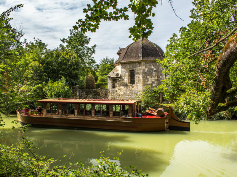 Croisière sur la Baïse : Une flotte royale ! 🛳️ Au fil de la Baïse, embarquez à bord de la Gabare Le Prince Henry pour une escapade au cœur de Nérac. Du Parc de la Garenne à l’Écluse de Nazareth en passant par le pavillon des Bains du Roy… laissez-vous guider au fil de la Baïse, où chaque rivage de la rivière gasconne dépeint un nouveau pan de l’Histoire de Nérac. C’est une balade sans commune mesure ! Bordant les contours du Château de Nérac, cette balade sur la Baïse est un véritable voyage dans le temps, de l’époque d’Henri IV à celle des gabarres qui transportaient Armagnac et farine en direction de Bordeaux. Inscrire cette excursion en tête de votre liste d’activité à Nérac : ça coule de source !